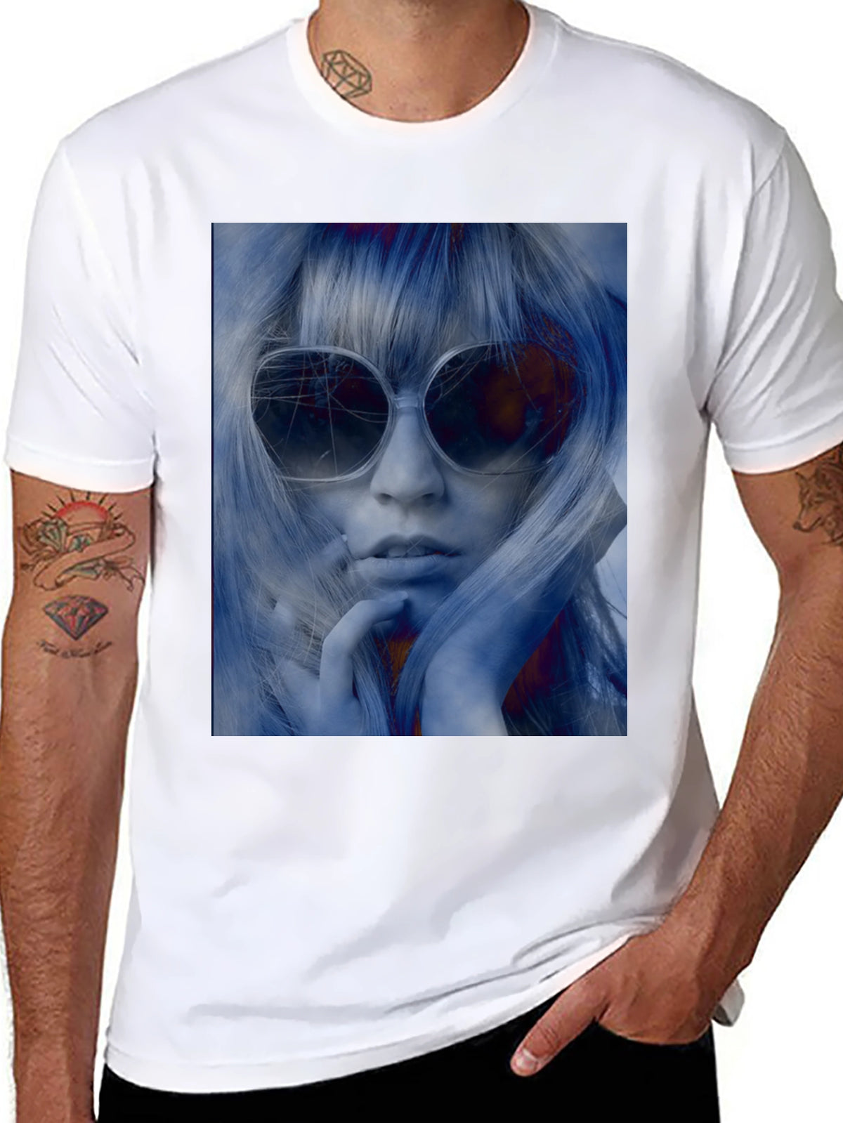 Retro Chic Tee: Black T-Shirt with Sunglasses Woman Print